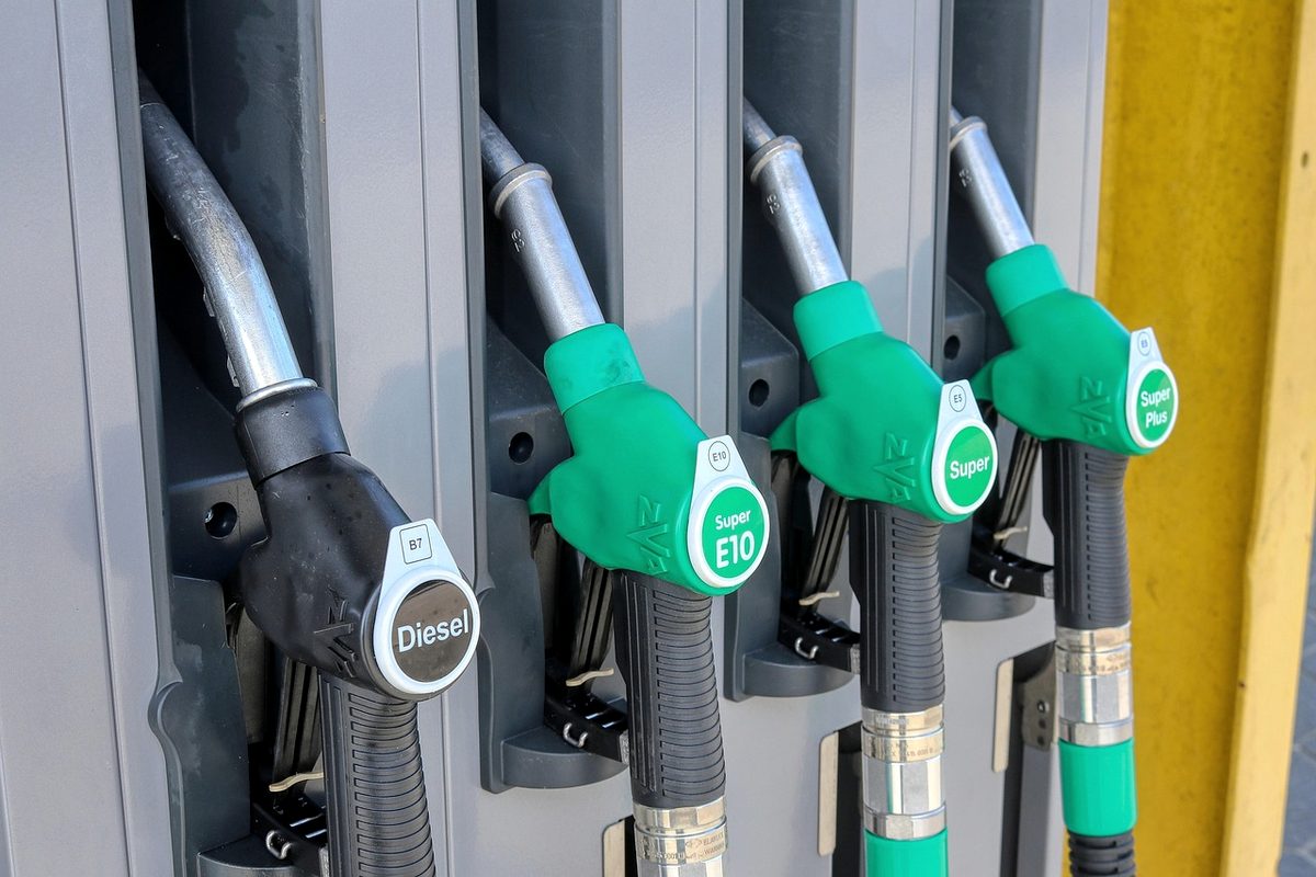 Dispensadores de combustible en isla de despacho